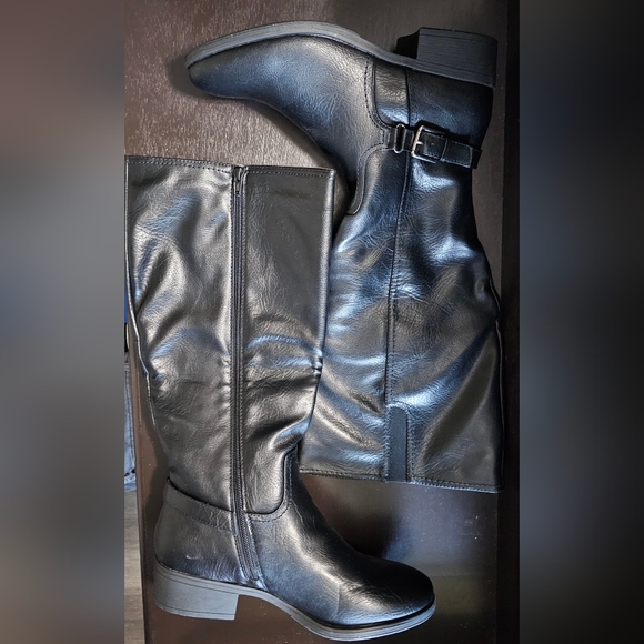 *Croft and Barrow Boots* - Picture 1 of 8